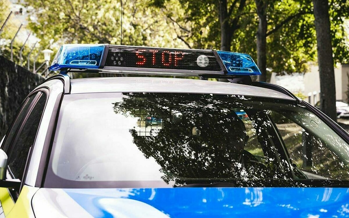 Polizei im Einsatz Polizeiauto Blaulicht auf dem Warnanzeige auf dem Dach steht STOP Polizei im Einsatz Polizeiauto Blaulicht auf dem Warnanzeige auf dem Dach steht STOP